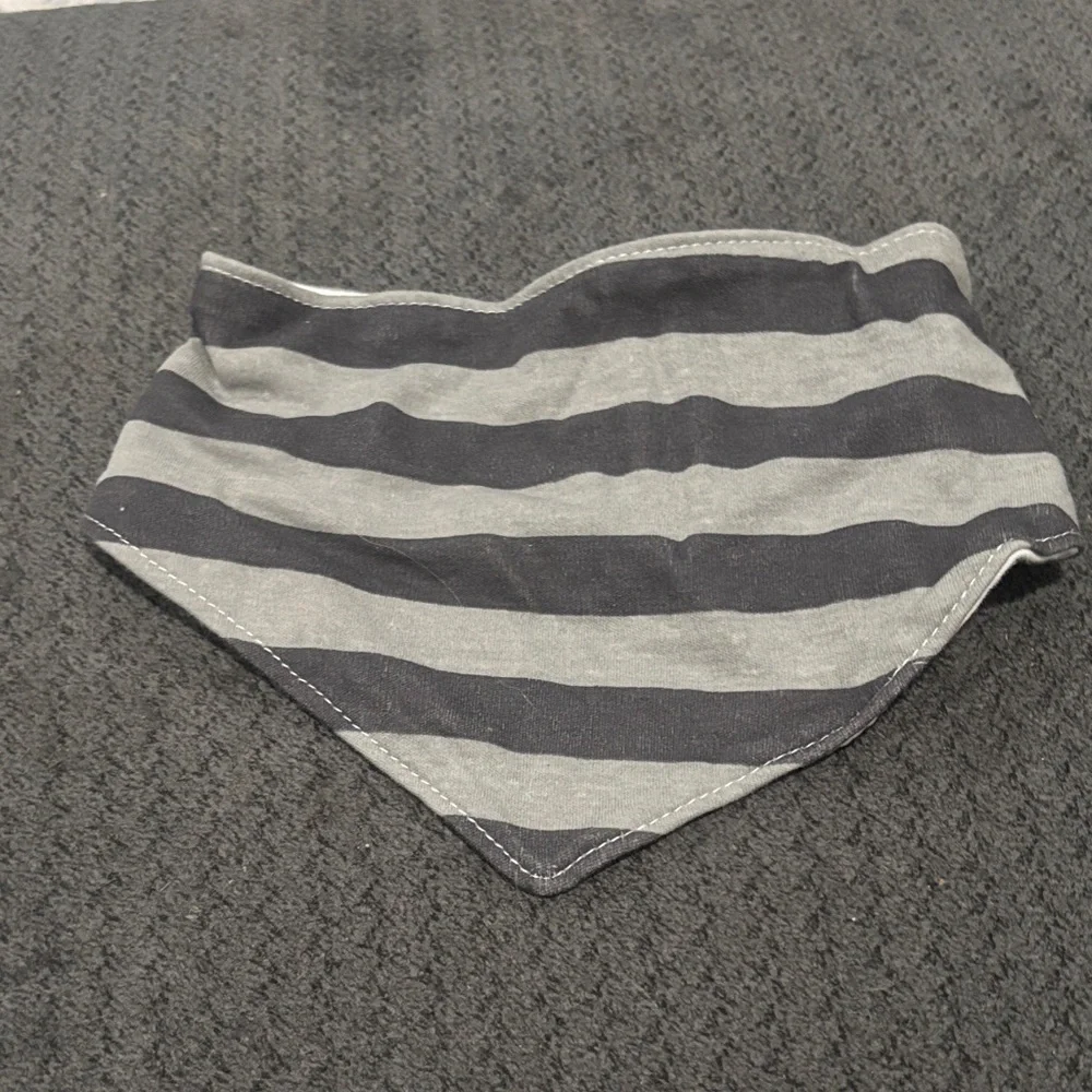🟢10/$10 - Striped Gray and Black bib